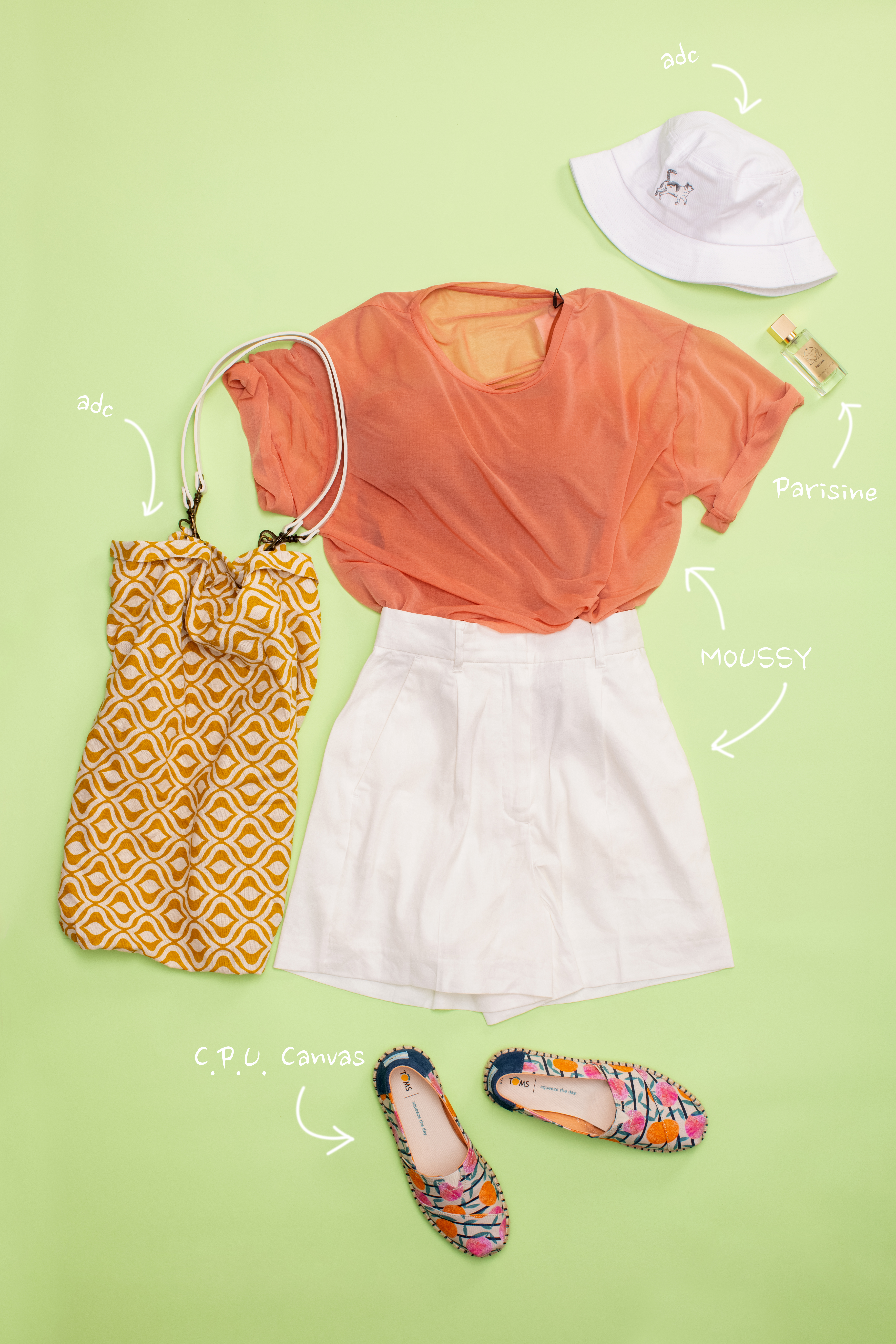 Lee Gardens夏季約會穿搭丨造型3：活力追星在Mirror丶Error的熱潮之下，全城都盛行著追星的風氣，倍伴另一半守候偶像彷彿已經成為了一種另類的拍拖節目。和偶像見面當然要以最佳姿態視人，而